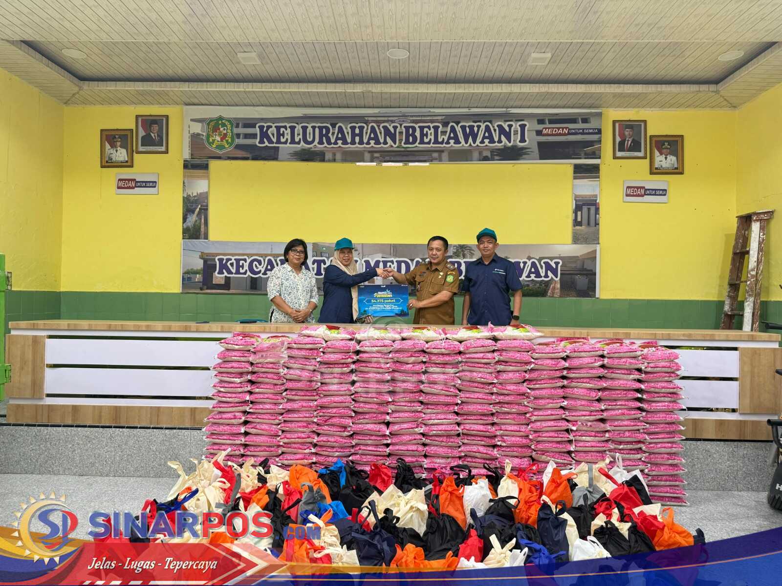 Pelindo Regional 1 Salurkan Paket Sembako kepada Masyarakat di Wilayah Operasional