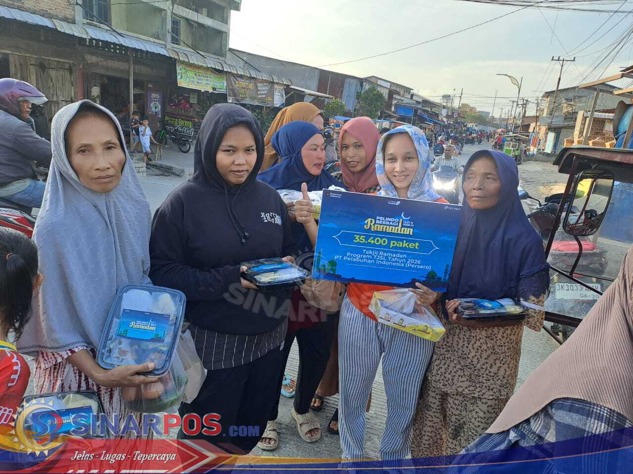 Pelindo Regional 1 Bagikan Takjil Gratis kepada Masyarakat di Sekitar Pelabuhan