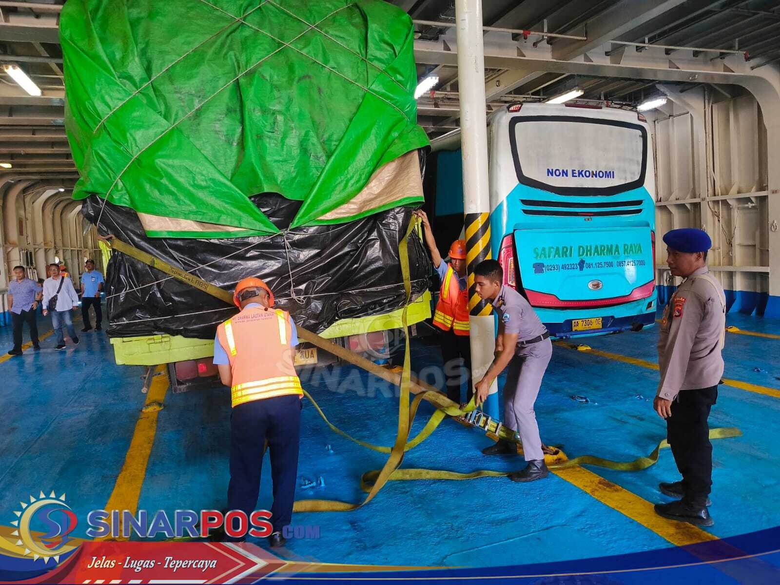 Pastikan Keselamatan Penumpang, Ditpolaurud Polda NTB Bersama KSOP Awasi Bongkar Muat di Pelabuhan Lembar