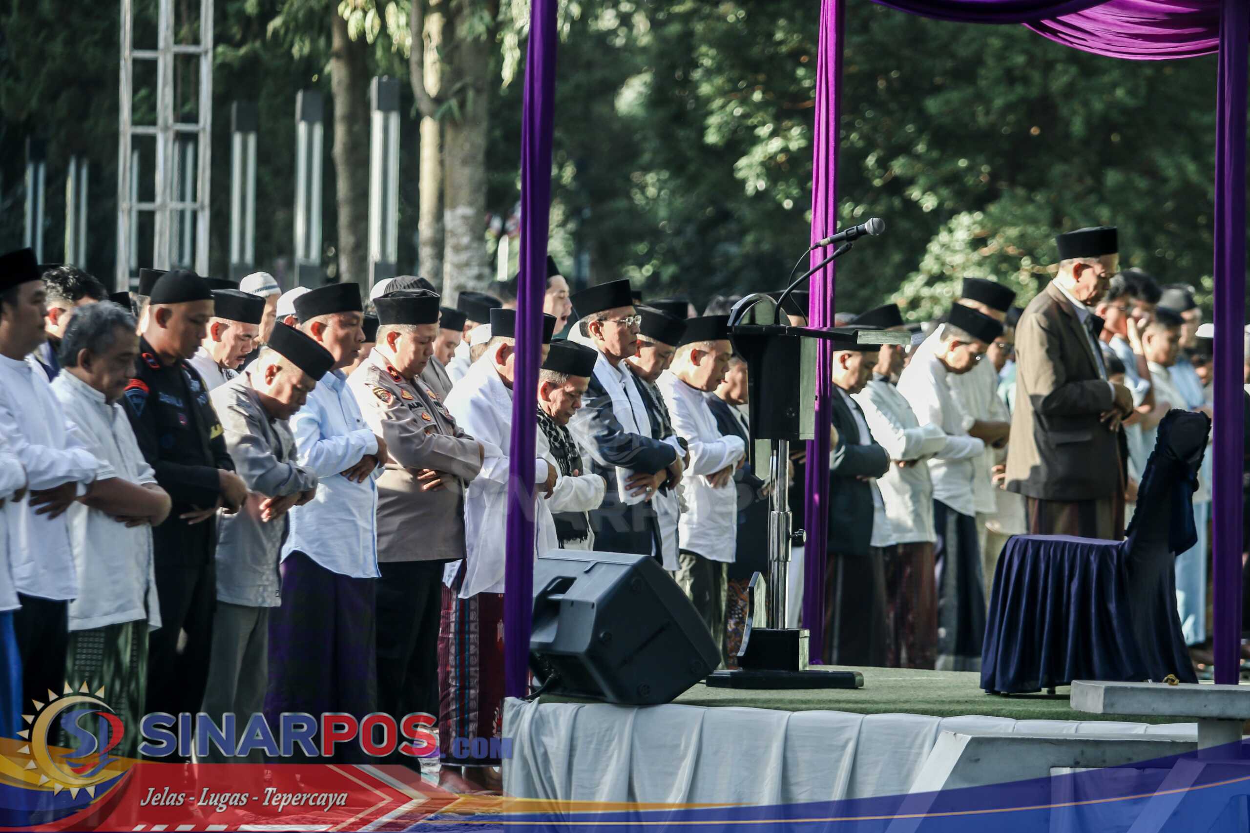 Ribuan Jamaah Padati Shalat Idul Fitri di Ciamis, Bupati Herdiat Serukan Persatuan dan Kepedulian Ribuan Jamaah Padati Shalat Idul Fitri di Ciamis, Bupati Herdiat Serukan Persatuan dan Kepedulian