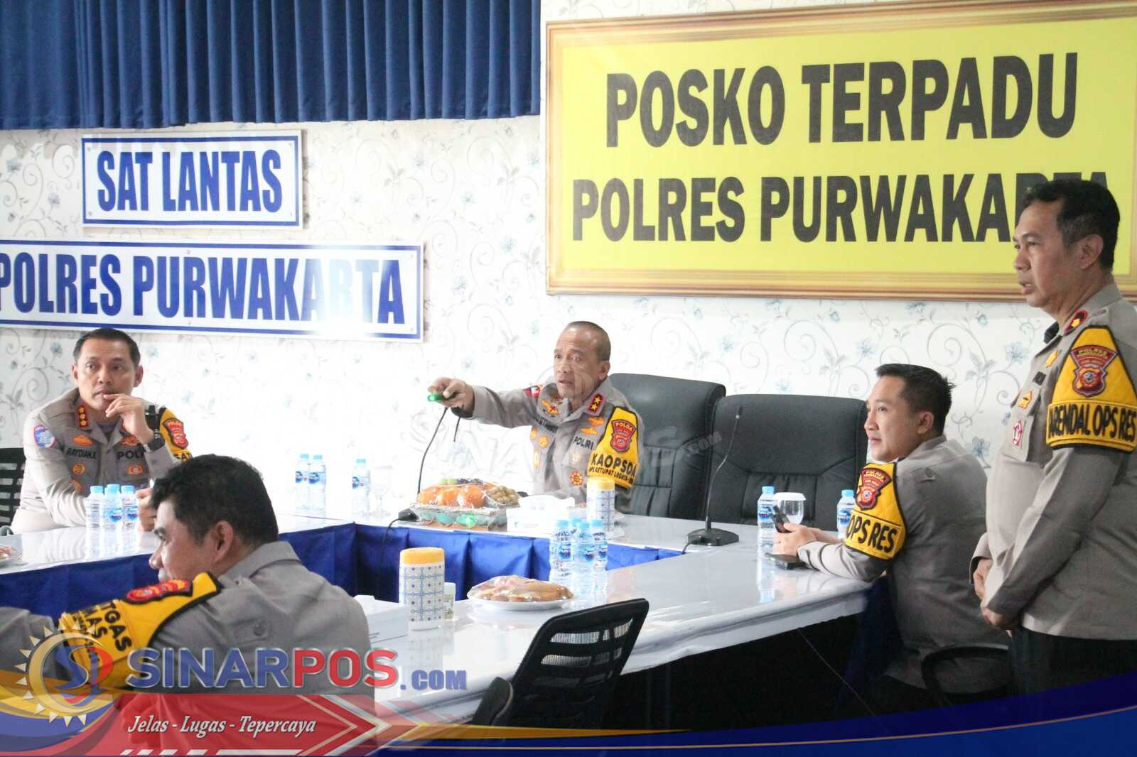 Kapolda dan Wakapolda Jabar Tinjau Arus Balik Lebaran 1447 H di Pos Terpadu Cikopo, Purwakarta