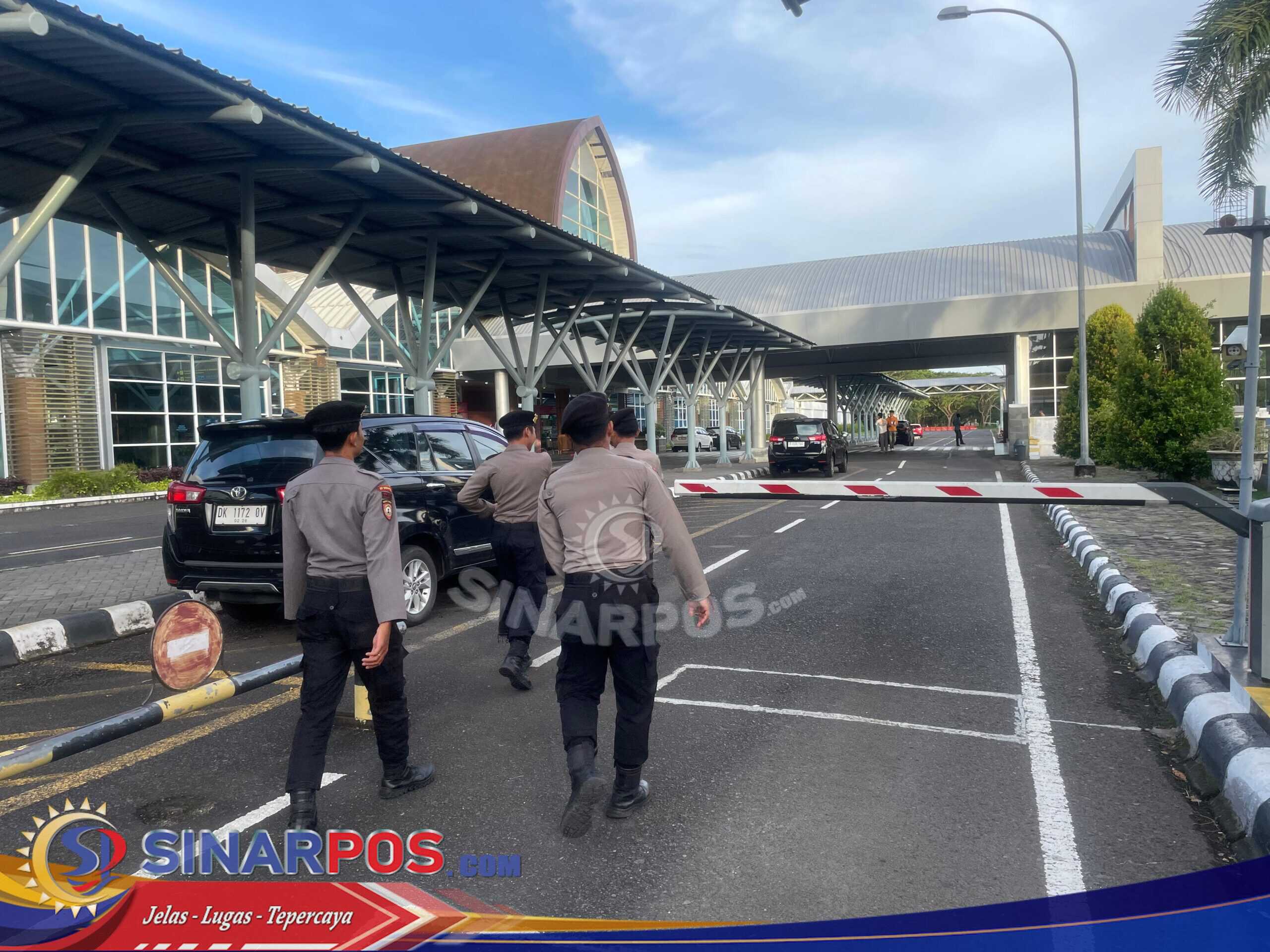 Polisi Patroli di Bandara Lombok, Antisipasi Gangguan Saat Arus Mudik Lebaran 2026