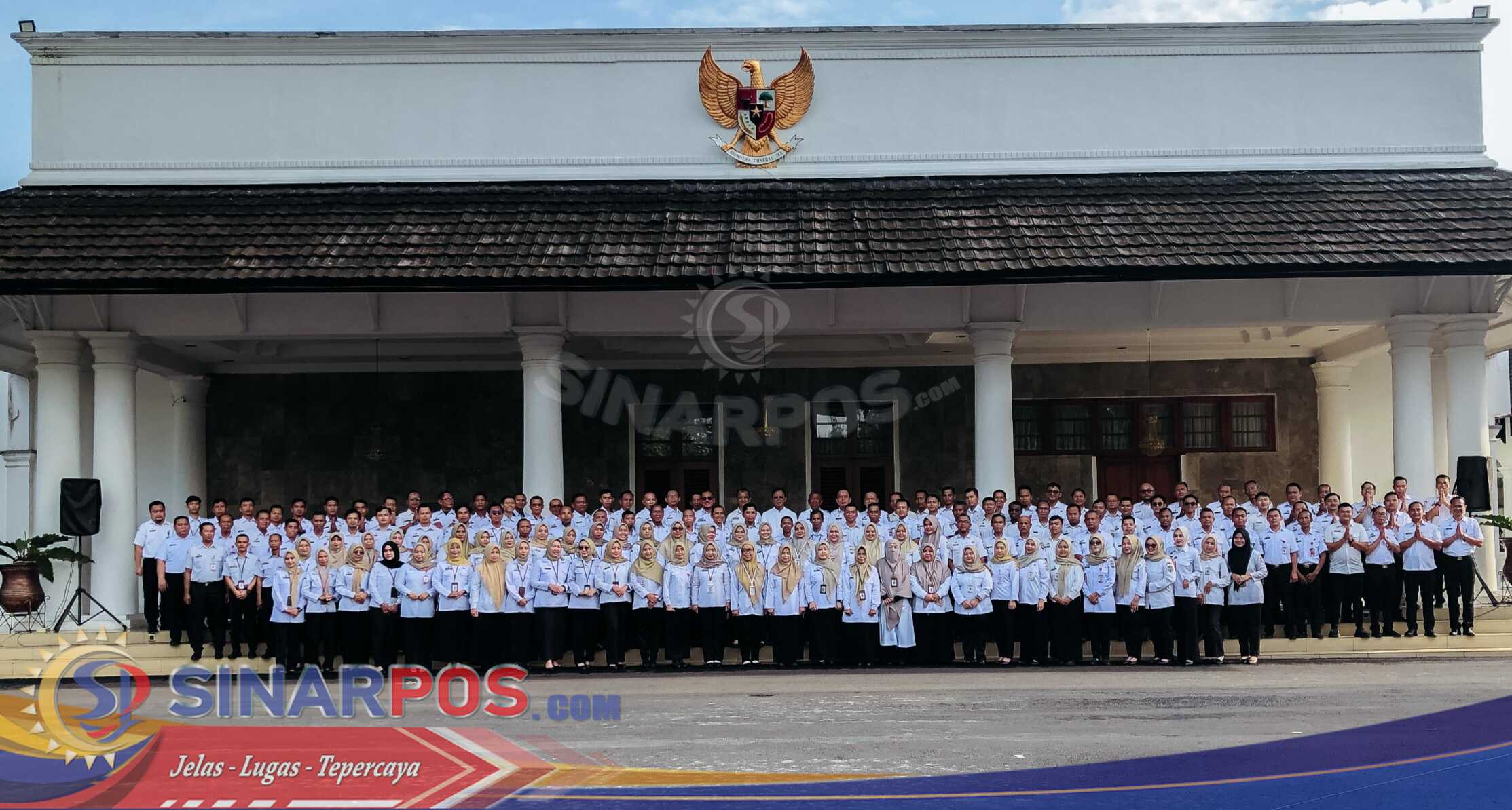 Hari Perdana Masuk Kerja Pascalebaran, Bupati Herdiat Tekankan Kekompakan ASN Hadapi Tantangan Anggaran Hari Perdana Masuk Kerja Pascalebaran, Bupati Herdiat Tekankan Kekompakan ASN Hadapi Tantangan Anggaran