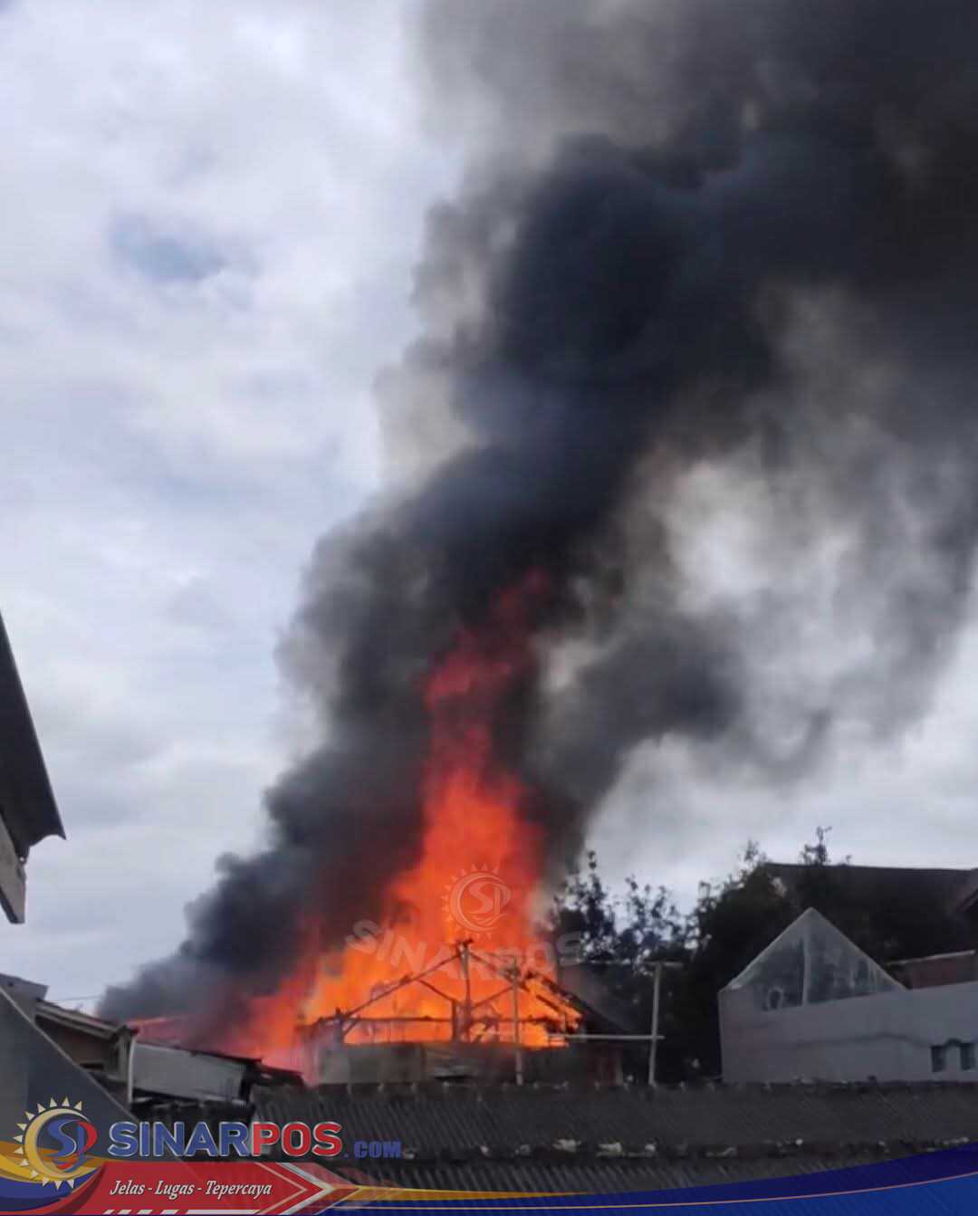 Lima Rumah Warga Desa Warnasari Kp.Salaawi Di Lalap Sijago Merah Akibat Korsleting Listrik