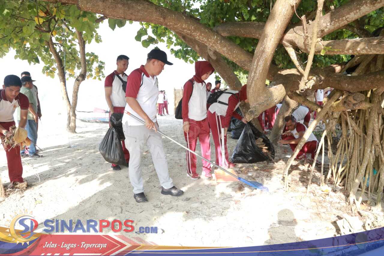 Kapolda NTB Pimpin Aksi Bersih Pantai di Tanjung Aan, Dorong Kepedulian Lingkungan