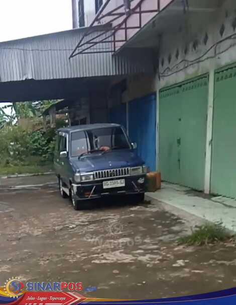 Mapia minyak mengunakan mobil dengan pelat BG 1589 Gj kijang Super berwarna biru