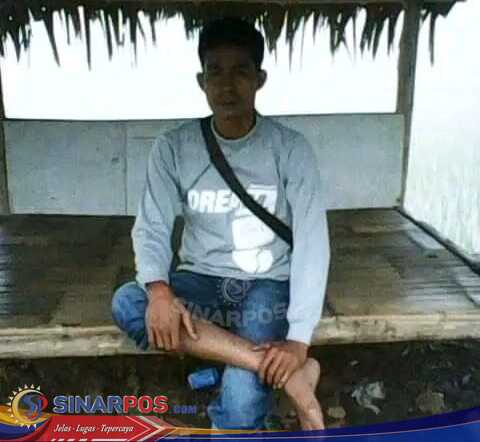 Ketua Padepokan Putra Banten Sejati Berbagi Sarung dan Sirup untuk Lansia di Cimahi, Karawang