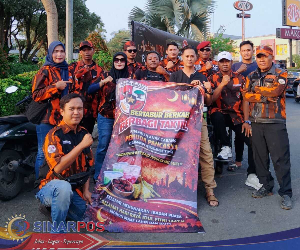 Pemuda Pancasila Teluk Timur Berbagi Takjil di Bundaran Mercure Karawang