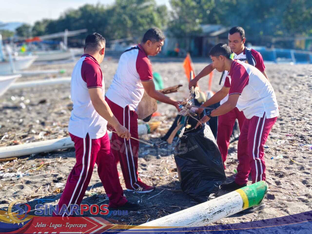 Pantai Tanjung Karang Jadi Sasaran Kegiatan Bersih Pantai Ditpolairud Polda NTB Pantai Tanjung Karang Jadi Sasaran Kegiatan Bersih Pantai Ditpolairud Polda NTB