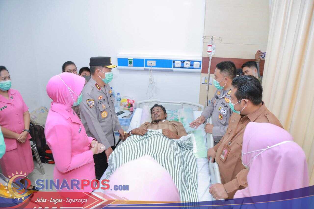 Kapolda NTB Jenguk dan Beri Semangat Personel yang Dirawat di RSUP NTB