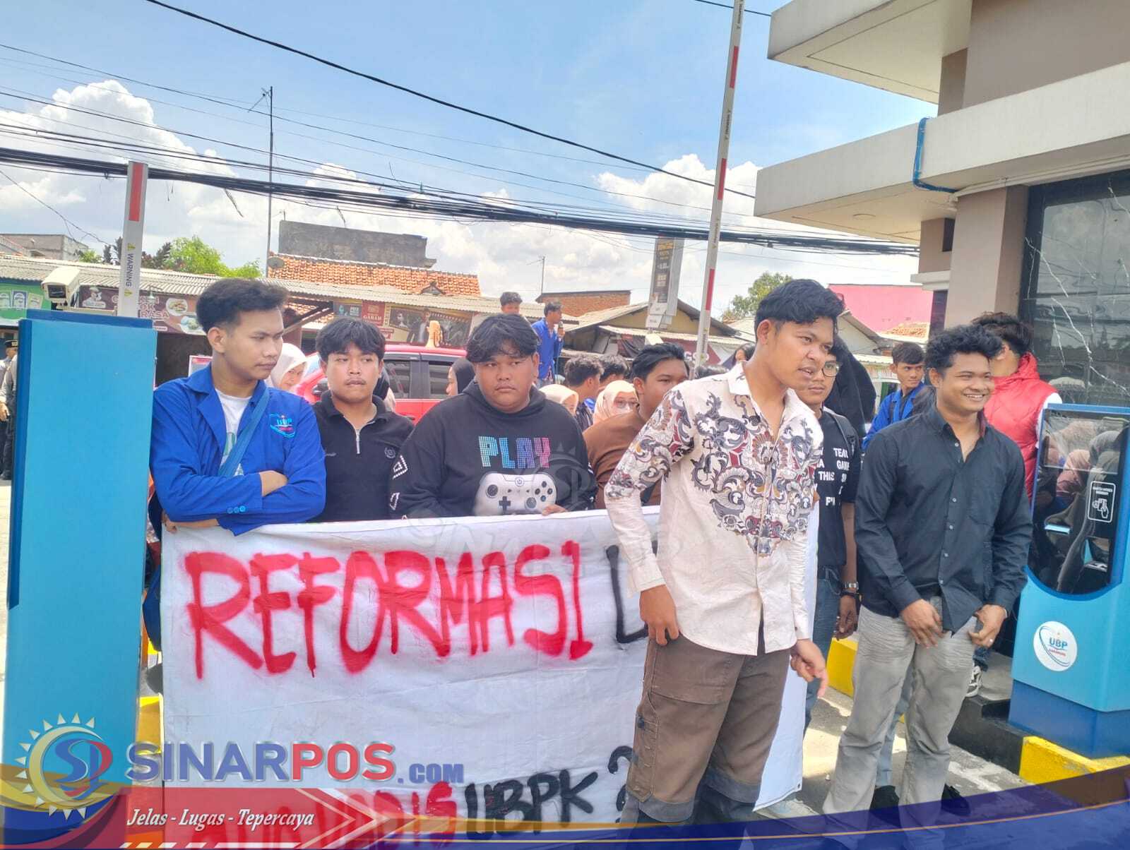 Bentuk kekecewaan mahasiswa UBP terhadap Kampus, Mahasiswa lakukan aksi damai bersama saat pelantikan Rektor baru