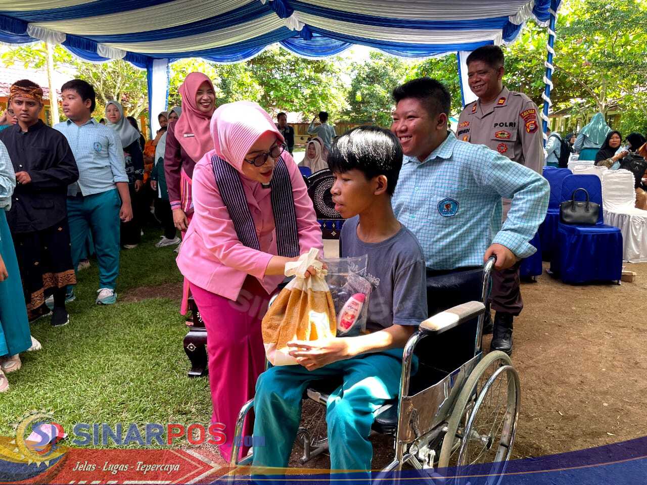 Tangis Empati Ketua Bhayangkari NTB di SLBN 1 Lombok Utara, Suara Anak Berkebutuhan Khusus Menggugah Nurani