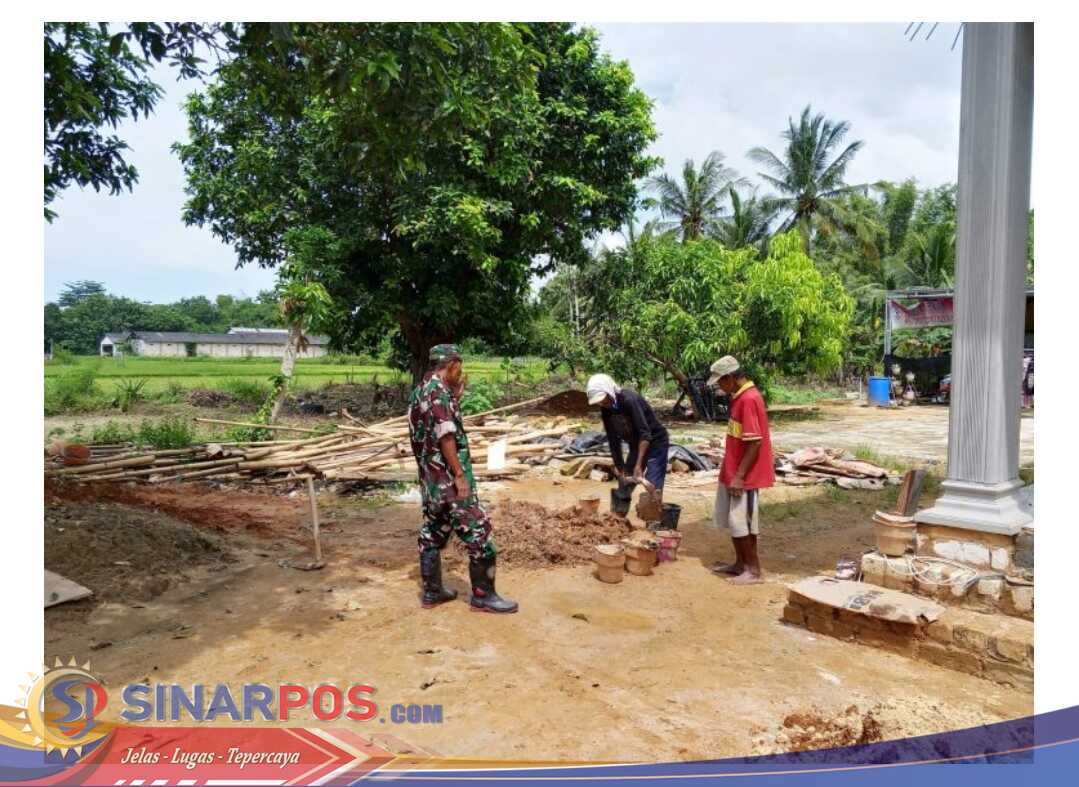 Wujud Kemanunggalan TNI bersama Rakyat, Babinsa Koramil 0827/16 Gapura Bantu Warga Binaan